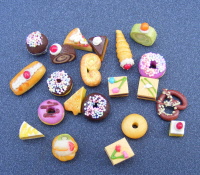 Dolls-House-Miniature-Cakes