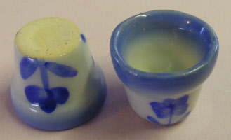 1 small round blue and white floral pot