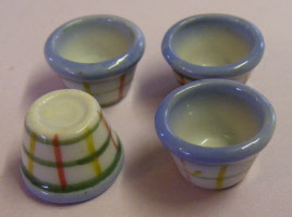 1 very small checked ceramic pots