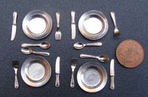 4 metal plates & cutlery