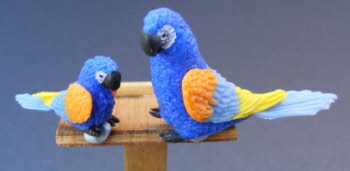 adult-and-baby-dolls-house-miniature-parrot-p7
