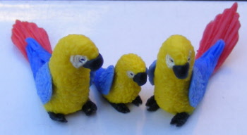 baby-and-parents-dolls-house-miniature-parrot-p4