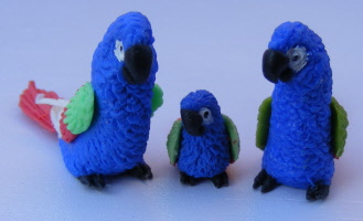 baby-and-parents-dolls-house-miniature-parrot-p8