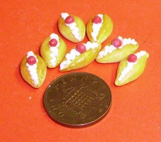 dolls-house-cream-buns
