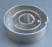 dolls-house-miniature 3 cake cutters round