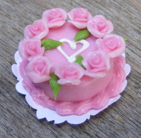 dolls-house-miniature cake pink roses