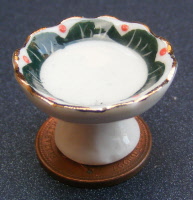 dolls-house-miniature cake stand sag