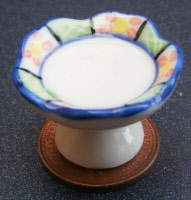 dolls-house-miniature cake stand sam