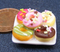 dolls-house-miniature cakes 5 donuts a