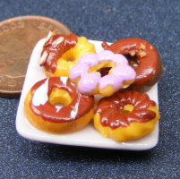 dolls-house-miniature cakes 5 donuts b