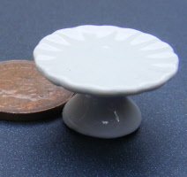 dolls-house-miniature ceramic white cake srand w52b