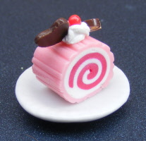 dolls-house-miniature d25 strawberry roulade