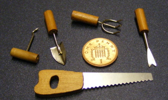 dolls-house-miniature-1-5-piece-tool-set