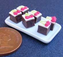 dolls-house-miniature-1-a-1-a-ceramic-plate-6-chocolate-cherry-slices
