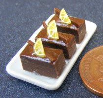 dolls-house-miniature-1-a-1-a-ceramic-plate-chocolate-&-lemon-slice