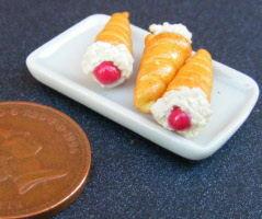 dolls-house-miniature-1-a-1-a-ceramic-plate-cream-horns