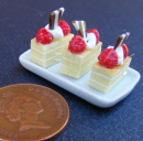 dolls-house-miniature-1-a-1-a-ceramic-plate-double-straberry-slices