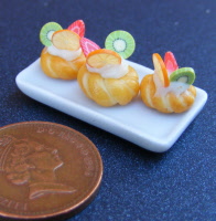 dolls-house-miniature-1-a-1-a-ceramic-plate-fruit-cakes