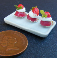 dolls-house-miniature-1-a-1-a-ceramic-plate-strawberry-delights