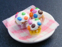 dolls-house-miniature-1-a-1-cakes 3