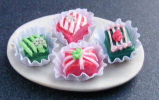 dolls-house-miniature-1-a-1-cakes 5