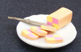 dolls-house-miniature-1-a-1-cakes battenburg