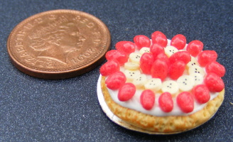 dolls-house-miniature-1-a-1-strawberr-&-banana-pie-d14
