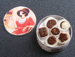 dolls-house-miniature-1-aaa-accessories-biscuit-tin-2c