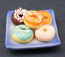 dolls-house-miniature-1-aaa-cakes-pl26