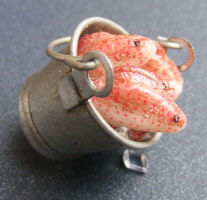 dolls-house-miniature-1-aaa-fish-e-bucket