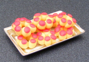 dolls-house-miniature-1-iced-bun-rings