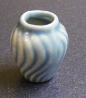 dolls-house-miniature-1-vase-blue-patterned