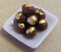dolls-house-miniature-12-chocolate-balls-gb-w28