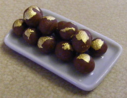 dolls-house-miniature-14-chocolate-balls-gb-w90