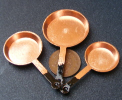 dolls-house-miniature-copper-frying-pan-set-06